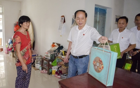 浓情慰问迎中秋 关爱穷困暖人心 ——记公司党组织慰问社区结对助扶难题家庭