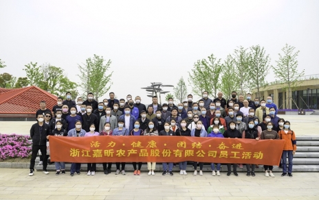 迎春健身走秀湖  环保理想记心中