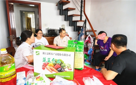 节前走访慰问系列活动之：慰问定点结对社区难题人民家庭