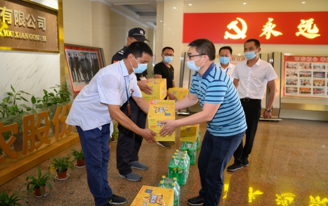 黄冈市财贸工会主席陈云建到曾氏贵宾会官网农产品公司慰问基层员工