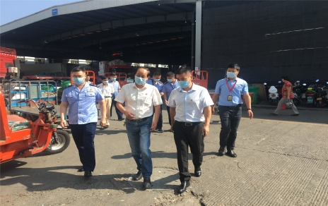 经开区管委会包军副主任查抄市场食品安全工作