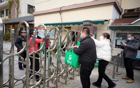 一份情驱散寒冷，一片心常驻公益